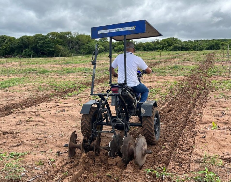 Pesquisador da Embrapa transforma moto em ‘mini trator’ para ajudar pequenos produtores