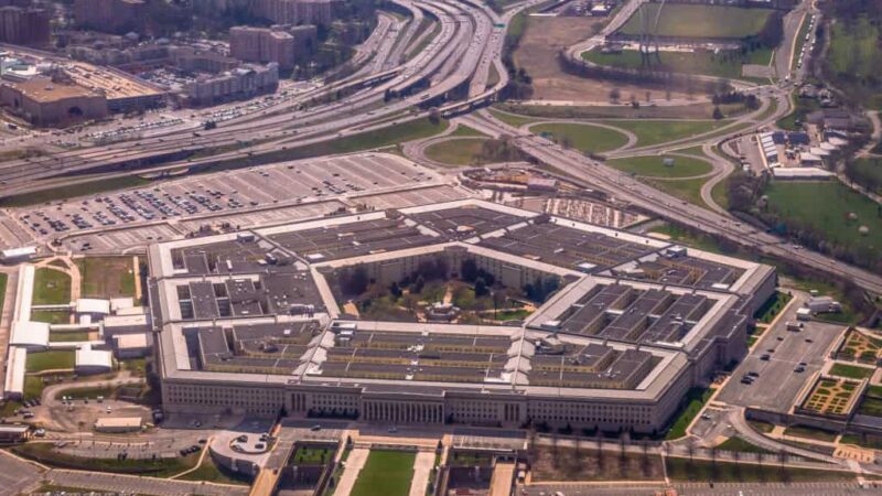 Após embate com a Anthropic, EUA querem regras para permitir uso irrestrito de IAs