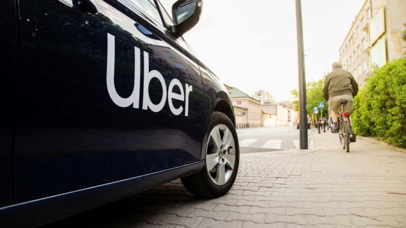 Uber e empresa chinesa começam testes de robotáxis na Europa