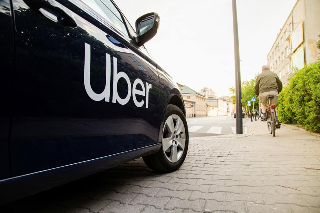 Uber e empresa chinesa começam testes de robotáxis na Europa