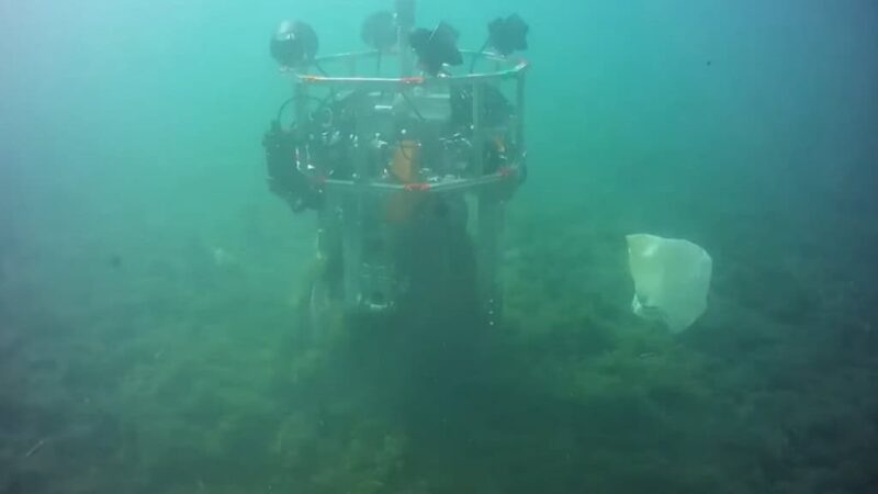 A Alemanha desenvolveu um robô de IA capaz de recolher 250 quilos de lixo no fundo do mar