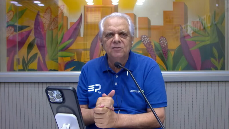 Jornalista chama Bíblia de “livrinho idiota” e recebe resposta: ‘É a Palavra de Deus’