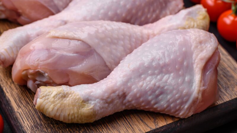 Apesar de exportações recordes, preços do frango caem no mercado interno
