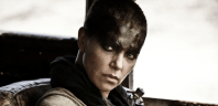 Charlize Theron revela que mãe matou o pai para salvá-las de ataque
