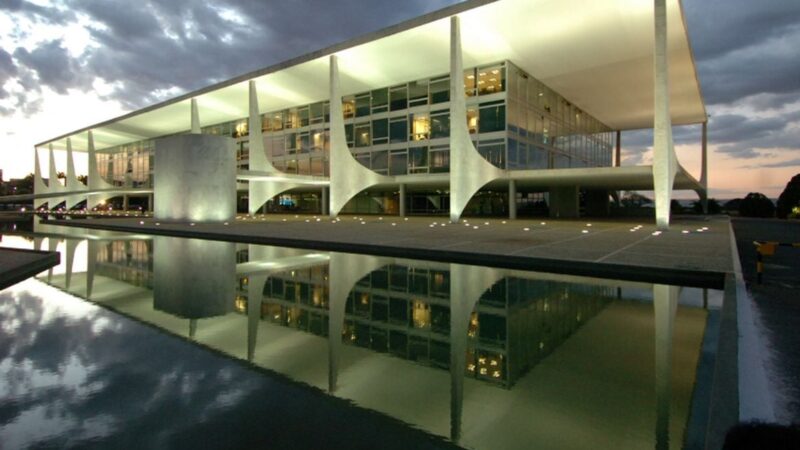 Brasília vive ‘faz de conta’ institucional enquanto crise avança no Brasil