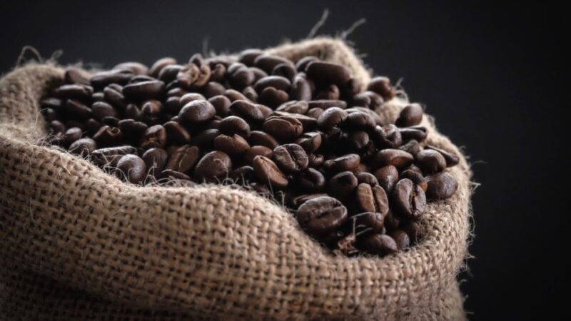 Café arábica sobe com oferta restrita, enquanto robusta recua com avanço da colheita