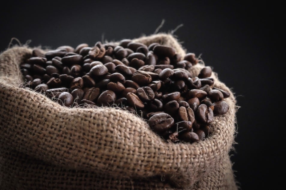 Café arábica sobe com oferta restrita, enquanto robusta recua com avanço da colheita