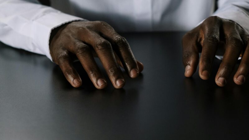 Homem tem mãos decepadas por parentes muçulmanos após se converter em Uganda