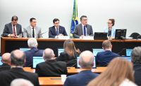 Câmara faz sessão de 8 minutos para viabilizar votação da 6×1 em comissão
