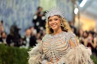 Bad Bunny surge com visual irreconhecível no Met Gala 2026; veja