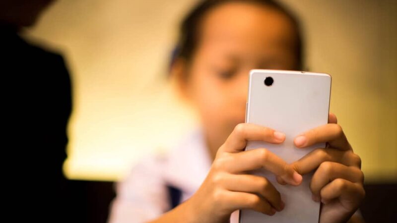 Câmara aprova criminalização do uso de IA para exploração sexual infantil