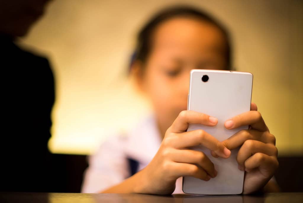 Câmara aprova criminalização do uso de IA para exploração sexual infantil