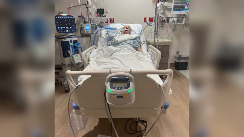 Homem com apenas 30% de chance de vida se recupera de AVC após oração da família