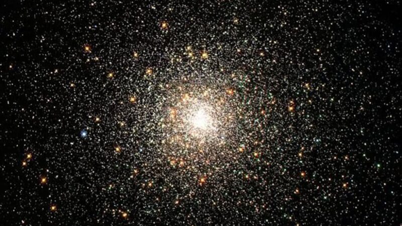 Por que as estrelas têm cores diferentes no céu noturno?