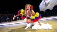 Karol G posa de biquini azul em iate e agita a web: “Acabou com meu 5G”